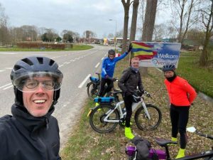 ‘Even’ een rondje fietsen: Timo rijdt in twaalf uur door alle twaalf provincies… met Hi-Biking!